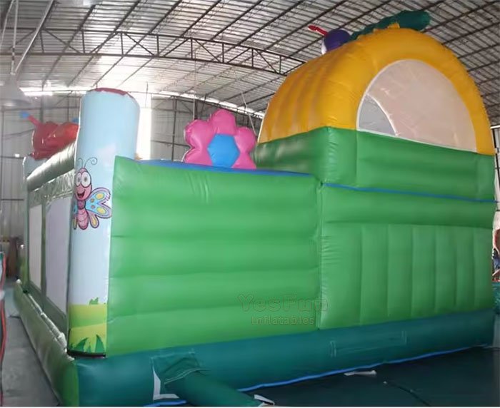 C147c bouncy castle with slide